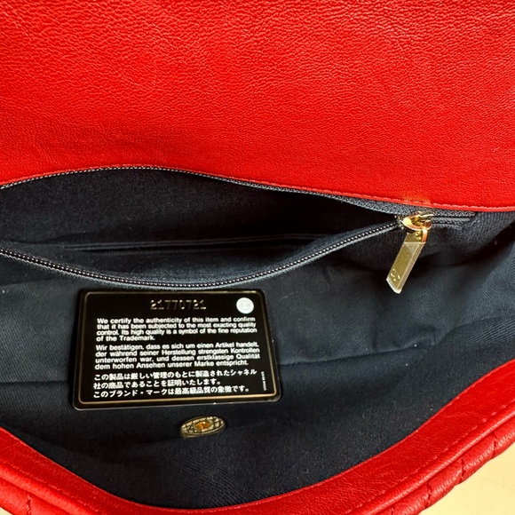Chanel red chevron wrinkled leather small rectangular medallion chain bag - Picture 15 of 15
